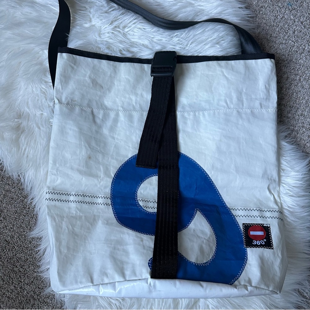 Klein & More Design 360 Sailboat Recycled Large Crossbody Bag White/ Blue - Picture 2 of 14